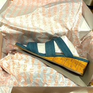 Trendy Easy Spirit size 8 Becky Wedge Sandal